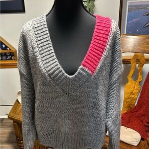 Day & Moon Gray‎ and Pink V-Neck Cropped Style Sweater Women’s Size Medium